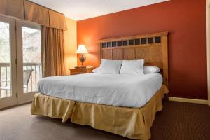 Gulta vai gultas numurā naktsmītnē Bluegreen Vacations Blue Ridge Village, an Ascend Resort