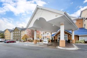 a view of a hotel with a building at Bluegreen Vacations Odyssey Dells Resort in Wisconsin Dells