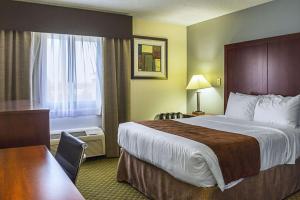 Postel nebo postele na pokoji v ubytování Quality Inn & Suites Clackamas - Portland