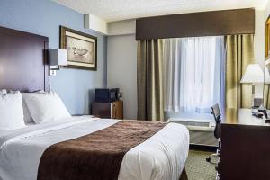 Postel nebo postele na pokoji v ubytování Quality Inn & Suites Clackamas - Portland