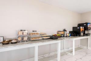 Gallery image of Clarion Inn & Suites Kissimmee-Lake Buena Vista South in Kissimmee