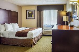 Postel nebo postele na pokoji v ubytování Quality Inn & Suites Clackamas - Portland