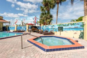 The swimming pool at or close to Clarion Inn & Suites Kissimmee-Lake Buena Vista South