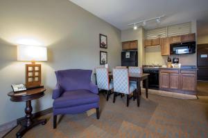 Bluegreen Vacations Odyssey Dells Resort tesisinde bir oturma alanı