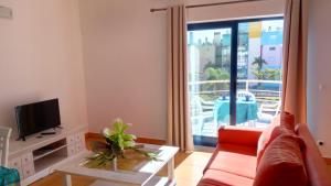 アルブフェイラにあるExclusive 2 apartment, Albufeiraのリビングルーム(ソファ、大きな窓付)