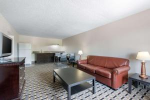 Χώρος καθιστικού στο Clarion Inn & Suites Kissimmee-Lake Buena Vista South