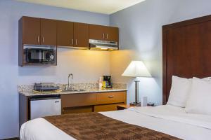 Kuchyň nebo kuchyňský kout v ubytování Quality Inn & Suites Clackamas - Portland