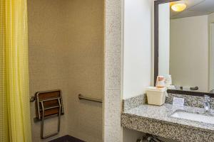Koupelna v ubytování Quality Inn & Suites Clackamas - Portland