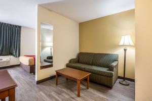 Posezení v ubytování Econo Lodge Inn & Suites Fairview Heights St Louis
