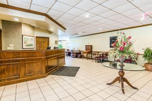 a lobby of a hospital with a waiting room at Econo Lodge Inn & Suites in Norton