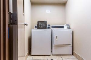Kuchyň nebo kuchyňský kout v ubytování Econo Lodge Inn & Suites Fairview Heights St Louis