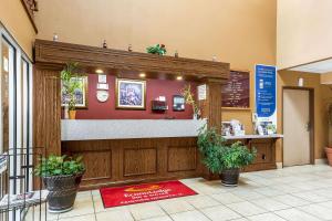 Lobby o reception area sa Econo Lodge Inn & Suites Fairview Heights near I-64 St Louis