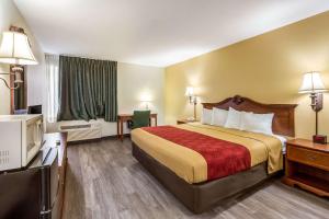 Postel nebo postele na pokoji v ubytování Econo Lodge Inn & Suites Fairview Heights St Louis
