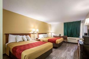 Postel nebo postele na pokoji v ubytování Econo Lodge Inn & Suites Fairview Heights St Louis