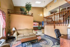 Posezení v ubytování Econo Lodge Inn & Suites Fairview Heights St Louis