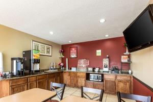 a restaurant with a bar with tables and chairs at Econo Lodge Inn & Suites Fairview Heights near I-64 St Louis in Fairview Heights