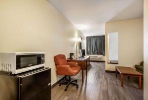 TV a/nebo společenská místnost v ubytování Econo Lodge Inn & Suites Fairview Heights St Louis
