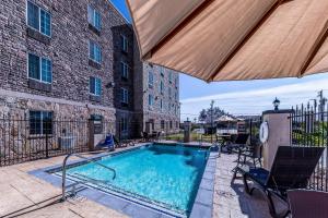 a swimming pool in front of a building at Comfort Suites Grand Prairie - Arlington North in Grand Prairie