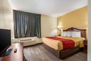 Postel nebo postele na pokoji v ubytování Econo Lodge Inn & Suites Fairview Heights St Louis