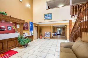 Posezení v ubytování Econo Lodge Inn & Suites Fairview Heights St Louis