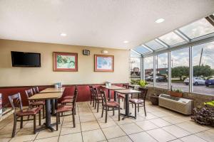 TV a/nebo společenská místnost v ubytování Econo Lodge Inn & Suites Fairview Heights St Louis