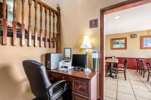 TV a/nebo společenská místnost v ubytování Econo Lodge Inn & Suites Fairview Heights St Louis