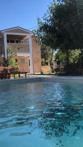 Bazén v ubytovaní Wellness House Oliva with heated salt water Pool, Sauna & Jakuzzi alebo v jeho blízkosti