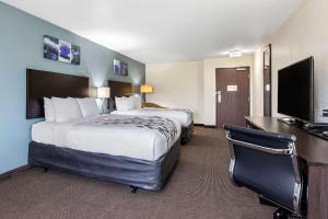 מיטה או מיטות בחדר ב-Sleep Inn & Suites Ankeny - Des Moines