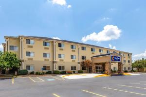 un hotel con un estacionamiento delante de él en Comfort Inn South Tulsa - Woodland Hills, en Tulsa