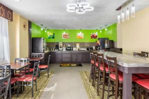 Ресторан / где поесть в Quality Inn Grand Rapids Near Downtown