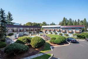 um parque de estacionamento vazio em frente a um hotel em Rodeway Inn Enumclaw Mount Rainer-Crystal Mountain Area em Enumclaw