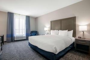 Säng eller sängar i ett rum på Holiday Inn Express & Suites Tulsa East - Catoosa, an IHG Hotel