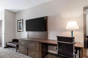 A television and/or entertainment centre at Comfort Suites Grove City - Columbus South