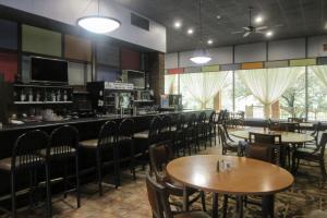 Restoran atau tempat lain untuk makan di Quality Inn & Suites Owego