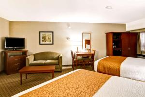TV a/nebo společenská místnost v ubytování Quality Inn + 26 fotografií