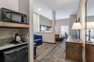 O bucătărie sau chicinetă la Comfort Suites Grove City - Columbus South