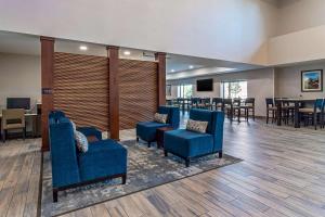 A seating area at Comfort Suites Grove City - Columbus South