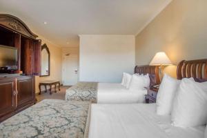 Llit o llits en una habitació de St Christophe Hotel & Spa, Ascend Hotel Collection