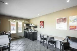 Kuchyň nebo kuchyňský kout v ubytování Econo Lodge