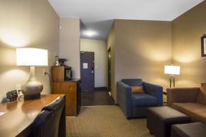 Ruang duduk di Comfort Suites Saskatoon