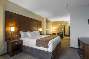 מיטה או מיטות בחדר ב-Comfort Suites Saskatoon