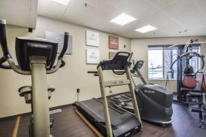 Fitness centrum a/nebo fitness zařízení v ubytování Comfort Suites Saskatoon