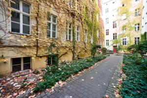 eine Kopfsteinpflasterstraße vor einem Gebäude in der Unterkunft Bearlin City Apartments - City Center East in Berlin