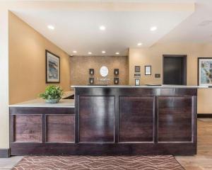een lobby met receptie in een gebouw bij Comfort Inn & Suites Airport North in Calgary
