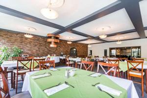 a dining room with a green table and chairs at Travelodge by Wyndham Trois-Rivieres in Trois-Rivières