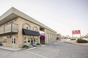 a store front of a building with a parking lot at Econolodge Vernon in Vernon