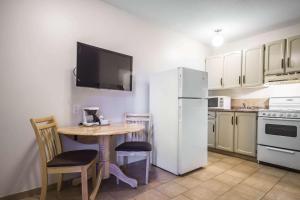 Kuchyň nebo kuchyňský kout v ubytování Econo Lodge