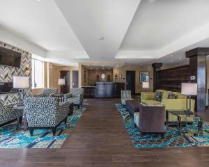 een lobby met banken en stoelen in een hotel bij Comfort Inn & Suites Airport North in Calgary