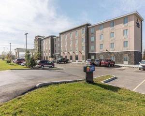 een parkeerplaats voor een groot gebouw bij Comfort Inn & Suites Airport North in Calgary