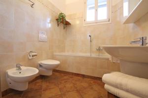 Et badeværelse på Rosa Dei Venti - Aparment in the heart of Bellagio with parking